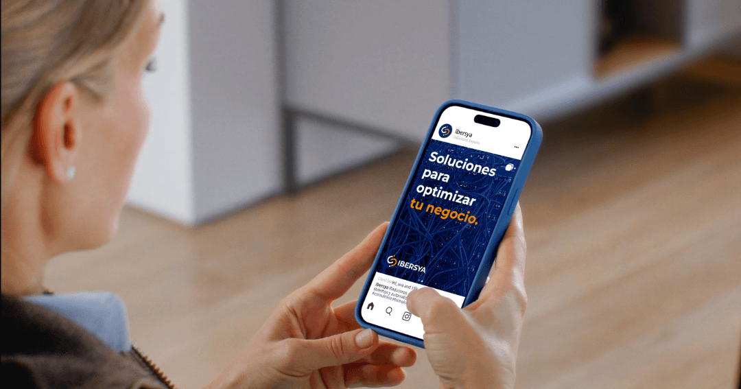 Persona usando en su móvil la web de IBERSYA con soluciones de ciberseguridad y optimización de negocios